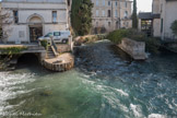 <center>La Sorgue.</center>C’est au cœur de cet environnement favorable à l’industrie textile qu’en 1808, un duo formé par un beau-père (Charles Tiran) et son gendre (Laurent Vian) installe un moulin paroir sur les bords de la Sorgue, en vue de fouler les draps de laine et les couvertures. En 1886, le mariage de la petite fille Vian avec Emile Brun complète le nom actuel de la Manufacture, qui devient alors Brun de Vian-Tiran. En 1900, cinq manufactures intégrées et de nombreux ateliers plus spécialisés produisent encore à l’Isle-sur-la-Sorgue des couvertures de laine, des tapis d’Avignon, des draps pour l’habillement et des tissus techniques pour les papeteries. Encore cent ans plus tard, seule Brun de Vian-Tiran continue son activité.