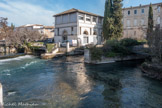 <center>La Sorgue.</center>L’Isle-sur-la-Sorgue est une ville historiquement marquée par le travail de la soie et de la laine. Elle a su tirer profit de toutes ses ressources naturelles (l’eau et sa force motrice, la laine, le chardon, la garance, l’huile d’olive…), que ses habitants ont magistralement complétées en développant des outils industriels et en se dotant de roues à aubes – la ville en compta jusqu’à 66 en activité ! –, de moulins à foulon, de machines à filer, plus tard de métiers à tisser mécaniques…
