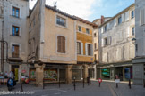 <center>La place de l’Église</center>Située au cœur de la ville, la place de la Liberté, ancienne place aux Grains, a toujours été le centre de la vie communautaire des l’Islois.  On l’appelle place de l’Église alors qu’elle se nomme place de la Liberté depuis 1878. Le maire d’alors, Frédéric Fourmon, l’un des patrons de l’industrie textile locale qui avait fait construire le château Reboul, était un républicain laïc convaincu. Bien avant la séparation de l’Église et de l’État (1905), il avait rebaptisé les places aux Grains (devant le grenier public) et aux Herbes (le long de l’église), en place de la Liberté. Le tour de la place était autrefois occupé par des boutiques, maisons à piliers, dont quelques-unes sont encore visibles aujourd’hui. Ce sont des témoins de l’activité commerciale et économique de la ville avant le XXe siècle.