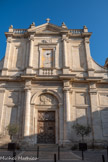 <center>La Collégiale Notre-Dame-des-Anges</center>Fondée en 1212, la collégiale est consacrée en 1222 par l’évêque de Cavaillon. La façade est scandée de deux niveaux de pilastres et colonnes engagées, séparés par un entablement très saillant. L'ensemble, dans sa superposition dorique - ionique, est riche mais austère. L'axe central, où s'ouvre la porte principale dans un arc en plein cintre, est marqué par le ressaut des colonnes et un fronton triangulaire sommital limité à la travée centrale. Une balustrade encadrée de bases sommées de boules couronne la façade et donne à l'ensemble un aspect extrêmement romain.