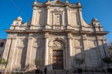 <center>La Collégiale Notre-Dame-des-Anges</center>La façade datant du XVIIe s est emblématique du style dit « de l’art jésuite », sobre voire austère, elle est monumentale par ses dimensions : 28 m de large pour seulement 24,50 de haut. Elle se décline en deux niveaux composés des ordres classiques (dorique et ionique) avec une ouverture centrale flanquée de deux colonnes. La porte d’entrée relativement modeste est surmontée d’un tympan dont aucune décoration n’a subsisté. Des pilastres sont présents dans les deux niveaux et au deuxième, deux colonnes surmontées d’un fronton triangulaire prolongent et équilibrent l’ensemble. Le sommet de l’édifice s’achève par une balustrade.