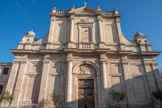 <center>La Collégiale Notre-Dame-des-Anges</center>Nous savons peu de choses de l'édifice roman ayant précédé, qui fut érigé en collégiale le 12 mai 1222 par l'évêque de Cavaillon. Au milieu du XVe siècle, on cherche à l'agrandir en reconstruisant le chœur, mais en 1547 les consuls de l'Isle sont bien obligés de constater que l'édifice menace ruine et font établir divers projets. Aucun ne verra le jour jusqu'en 1640, où l'écroulement du chœur, mal réparé dix ans auparavant, oblige à sa reconstruction complète à l'identique.