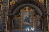 <center>La Collégiale Notre-Dame-des-Anges</center>À cet emplacement se trouvent l'entrée latérale de l'église et l'accueil. Sous l'arcade est accroché un triptyque représentant en son centre l'Assomption de la Vierge par Émile Lafon, 1864. Tableau initialement destiné à occuper la chapelle de l’Annonciation. Le cadre a été réalisé en 1866 par le sculpteur avignonnais Gabaret. A  gauche saint Bonaventure et à droite saint Louis d'Anjou appelé également saint Louis de Toulouse : ces deux derniers tableaux proviennent de l'ancien couvent des cordeliers.