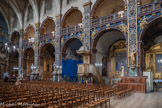 <center>La Collégiale Notre-Dame-des-Anges</center>Outre les peintures en faux marbre des pilastres et arcs, on remarque surtout la longue série de personnages féminins assis ou allongés dans les écoinçons des arcades des chapelles latérales, qui sont toutes des allégories des Vertus de la Vierge, identifiables par les objets ou instruments qui les accompagnent. Cette mode est incontestablement venue de Rome et contribue puissamment à l'aspect italien de l'édifice. Ici, ce décor dû au ciseau du sculpteur avignonnais Jean Péru a été mis en place à partir de 1688. Ces allégories avaient été codifiées par Cesare Ripa dans un célèbre traité d'iconologie, traduit en français par Jean Baudouin dès le début du XVIIe siècle. Devant l'entrée de la troisième chapelle, deux grandes statues de pierre représentent à gauche saint Jacques le Mineur appuyé sur son bâton et à droite saint Jean l'Évangéliste. A droite, statue de St François d'Assise.