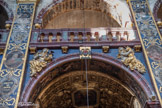 <center>La Collégiale Notre-Dame-des-Anges</center>A droite, la Virginité : elle serre dans ses bras une licorne qui selon la croyance ne pouvait être capturée que grâce à une vierge. A gauche, la Chasteté : elle agite une discipline (fouet), instrument de pénitence, et porte un crible sur lequel se perche une tourterelle.