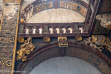 <center>La Collégiale Notre-Dame-des-Anges</center>L'Humilité ou la Modestie : elle a les mains jointes et les yeux baissés, avec une balle suspendue en l’air (plus la balle tombe de haut, plus haut elle rebondit : ceux qui s’abaissent le plus seront élevés).
