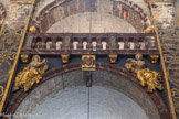 <center>La Collégiale Notre-Dame-des-Anges</center>A gauche, la Patience, les mains liées par un carcan et les pieds liés par des chaînes, levant un regard éploré vers le Ciel. A droite, l’Innocence qui couronne un agneau.
