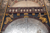 <center>La Collégiale Notre-Dame-des-Anges</center>A gauche, la Force ou la Justice divin, avec l’épée à la main droite, une pomme dans la main gauche et les pieds posés sur un globe terrestre.
L’épée symbolise la domination, la pomme est le symbole de l’équilibre, source de force ou le fruit défendu, symbole du pêché. Le globe est maître de moi comme l’univers. A droite : la Perfection avec un cercle et on compas symboles  de l’exactitude et de la finition.