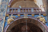 <center>La Collégiale Notre-Dame-des-Anges</center>A droite, elle presse son sein d'une main et tend une coupe de l'autre : c'est la Charité. A gauche, elle tient une ancre : c'est l'Espérance.