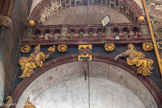 <center>La Collégiale Notre-Dame-des-Anges</center>A gauche, la Sapience ou Sagesse divine : la vertu, tête casquée, poitrine nue, tient de la main droite un bouclier sur lequel est représentée la colombe, et de la gauche le Livre de Sapience avec les sept sceaux surmonté de l'agneau (ce sont les armes mystiques contre la bêtise) ; ce livre fermé signifie que les jugements de la Sapience sont cachés aux hommes. A droite, l'Amour divin ou la Vertu : elle porte une couronne et un sceptre avec sur sa poitrine un soleil rayonnant car la vertu triomphe du mal et illumine toute la vie.