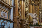 <center>La Collégiale Notre-Dame-des-Anges</center>La boiserie semi-circulaire comporte, de chaque côté du retable, deux compartiments délimités par des colonnes engagées sur doubles stylobates. Chaque compartiment est creusé d'une niche abritant une statue. On reconnaît de gauche à droite : Saint Laurent avec un grill,  instrument de son martyre, saint Pierre avec les clés du royaume des cieux.