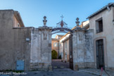 <center>L’Hôtel-Dieu.</center>Il existait à L’Isle plusieurs hôpitaux médiévaux répartis en différents points de la ville. Ils furent réunis à l’Hôpital Vieux ou des Franciscains à la fin du XIVe siècle. À l’arrivée des sœurs de la congrégation de Saint-Joseph en 1685, on décida de construire un nouvel établissement hospitalier sur remplacement d’immeubles et jardins achetés à un aristocrate, Monsieur de Vaucluse, et à l’un des recteurs de l’hôpital, Laurent Autier. Il fut agrandi dans la seconde moitié du xviii6 siècle par les frères Brun, architectes, à partir du projet de Jean-Baptiste Franque.
L’Hôtel-Dieu se développe sur quatre ailes selon un plan en «H ». Au XIXe siècle, une partie est venue au nord-ouest compléter cet édifice. L'accès à la cour d'entrée se fait par un portail en fer forgé, datant de 1762, surmonté des armoiries du prévôt de Sade, bienfaiteur de l’établissement (étoile à huit branches).