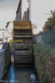 <center>La rue des Roues</center>La première mention de l’établissement d’une roue à aubes sur le canal de l’Arquet date de 1453. Seul bras de la Sorgue traversant la ville, ce canal fut aménagé, dès l’origine de l’agglomération, pour répondre aux besoins quotidiens de la population, puis rapidement de l’industrie. Les roues connaissent leur essor aux XVIIIe et XIXe siècles et ne seront pas moins de dix-sept à se partager l’énergie hydraulique générée par le débit du canal.