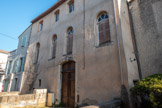 <center>La rue des Roues</center>Les eaux de la Sorgue fournissaient depuis une époque très ancienne, la force motrice à de nombreuses usines. La première utilisation fut, probablement, pour les moulins à blé. Les laines furent primitivement filées et tissées à la main par les paysans des fermes, qui apportaient ensuite leurs étoffes à l’Isle pour y être « parées », c’est-à-dire foulées et apprêtées aux moulins-paroirs ou « paradoux » actionnés par les eaux de la Sorgue. Mais peu à peu, les moulins-paroirs se mirent eux-mêmes à filer et tisser, accroissant ainsi leurs activités. Au XIII e siècle, les draps dits « blanquets » que l’on fabrique à l’Isle, sont très appréciés. Ce sont les draps pour
recouvrir les lits qui représentent nos actuelles couvertures. Il y a eu sur les différentes branches de la Sorgue 62 roues recensées.
Le record revient aux usines de la Sorgue qui traverse l’intérieur de la ville et qui est couramment appelée Sorgue de l’Arquet. Longue de 527 mètres, 17 roues y avaient été installées. Vers le milieu du XIXe siècle les 17 fabriques de soie et de laine étaient en activité au quotidien, d’après un procès-verbal de constat du 28 septembre 1855, et employaient 297 ouvriers.