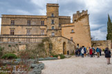 <center>Le château vieux.</center>La terrasse basse. 1475. Foulques d’Agoult commence la construction de la partie médiévale, dite Château-Vieux, à partir d'un bâtiment existant : la « Boysserie » (lieu planté de buis). Ce sont les Vaudois installés par Foulques à Lourmarin qui construisent ce Château-Vieux.
1475 à 1525 Cette demeure, bâtie dans le style gothique finissant, est destinée à sa maîtresse Marie dont il aura un fils Foulques Vincent qui portera par la suite le nom d'Agoult, créant ainsi une branche parallèle.
1492 Foulques meurt et lègue ses biens à son fils naturel Foulques Vincent. Le neveu Raymond d'Agoult fait casser le testament pour s’emparer de l’héritage. En 1511 Lourmarin revient à la branche légitime.
1503 A la mort de Raymond d'Agoult, sa sœur, veuve de Claude de Montauban-d’Agoult, reprend la bastide de Lourmarin. C’est elle qui entreprend les travaux d’agrandissement pour ériger un vrai château.
1513 à 1525 Des travaux d’agrandissement sont entrepris, notamment la tour à bossages et la cuisine « neuve » qui fait maintenant partie de l’Aile Renaissance. Son style est encore gothique et elle communique avec le Château-Vieux par une porte dérobée.