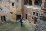 <center>Château de Lourmarin</center>A gauche, la porte de la prison avec un judas. A droite, la porte de la salle dite des réserves. Au-dessus de cette porte il y a l’inscription (1513) en gothique, « bois et t’en vas ». Elle marque la volonté de la famille d’Agoult de ne pas transformer le château en halte pour les voyageurs.