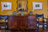 <center>Château de Lourmarin</center>La Sallestre. Chaises en cuir de Cordoue. Fin du 16ème siècle, Espagne. En noyer et cuir gaufrés à motifs végétaux.