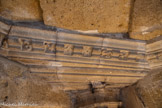 <center>Château de Lourmarin</center>L'escalier Renaissance. Dans la frise qui se trouve au-dessus, se cachent plein d’animaux sculptés, des personnages ou des motifs floraux.