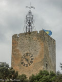 <center> Pernes-les-Fontaines.</center>La Tour de l'Horloge, vestige du XIIe siècle du château des Comtes de Toulouse. L'horloge fut installée en 1496.
