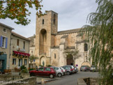 <center> Pernes-les-Fontaines.</center>L'église Notre-Dame-de-Nazareth. Cette collégiale d'origine romane (XIe siècle) fut d'abord un prieuré des chanoines de l'abbaye de Saint-Ruf d'Avignon.

Elle a été fortement remaniée aux XIVe et XVIIe siècles. En 1562, elle fut pillée et incendiée par le baron des Adrets.