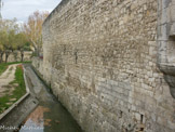 <center> Pernes-les-Fontaines.</center>Les remparts de Pernes-les-Fontaines, longée par la Nesque. La ville de Pernes-les-Fontaines est protégée de remparts depuis le Ier siècle. Les remparts initiaux sont remplacés au Moyen Âge. La commune devenant la capitale du Comtat Venaissin, ils sont renforcés.