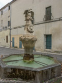 <center> Pernes-les-Fontaines.</center>La Fontaine du Cormoran est la plus célèbre de toutes celles de Pernes. Elle présente un bassin octogonal avec quatre faces rectilignes et quatre autres incurvées pour des raisons pratiques et esthétiques.