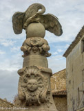 <center> Pernes-les-Fontaines.</center>Au sommet du monument se trouve la sculpture qui en a fait sa renommée. Un cormoran ingurgite un poisson dans son bec pour, peut-être, nourrir ses petits.