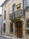 <center> Pernes-les-Fontaines.</center>Portes de l'Hôtel de Vichet  (XVIe siècle, porte et balcon en fer forgé du XVIIe siècle)..