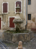 <center> Pernes-les-Fontaines.</center>Fontaine du Gigot. Aussi nommée la fontaine de Guilhaumin, elle a été construite en 1757, au pied de la tour Ferrande.