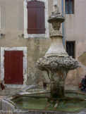 <center> Pernes-les-Fontaines.</center>Fontaine du Gigot. Elle comporte quatre macarons, en forme de têtes de satyres, par lesquels sort l'eau de source, ainsi que quatre autres macarons de décoration, sur un piédestal central, entouré d'un bassin.