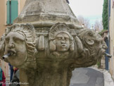 <center> Pernes-les-Fontaines.</center>Fontaine du Gigot. Elle comporte quatre macarons, en forme de têtes de satyres, par lesquels sort l'eau de source, ainsi que quatre autres macarons de décoration, sur un piédestal central, entouré d'un bassin.