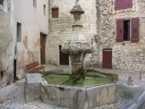 <center> Pernes-les-Fontaines.</center>Fontaine du Gigot. Elle se trouve  au pied de la tour Ferrande.