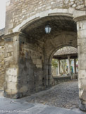 <center> Pernes-les-Fontaines.</center>La Porte Notre-Dame. Porte du côté intra-muros avec un large arc surbaissé.