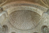 Église Notre-Dame-et-Saint-Christophe de Saint-Christol. <br> La partie romane se compose d'une nef de trois travées qui se termine par une abside semi-circulaire.
La partie romane présente une abside voûtée en cul de four au décor sculpté remarquable.
L'abside semi-circulaire est ornée de quatre arcades aveugles encadrant une arcade ajourée.
