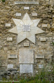 <center>Montségur sur Lauzon</center>Etoile du Félibrige.
En 1966, Eugène Martin, maire du village et « félibre », inaugure une étoile occitane à sept branches sur le rempart est. L'estello di sèt rai est l'emblème choisi par le Félibrige, association créée au 19e siècle pour promouvoir la culture et la langue provençales.
Cette étoile en « pierre du Midi » mesure 3,5 mètres de haut, moitié de sept, chiffre du Félibrige. Une partie a été restaurée en 2004. Au-dessous de l'écrivain Rodolphe Bringer, à l'origine du projet, et autour de Frédéric Mistral, poète et écrivain initiateur du Félibrige, figurent les noms de sept félibres natifs de la région ou y ayant vécu : Louis Béchet (Vaison-la-Romaine), Julien Lapierre (Bourg-Saint-Andéol), Anfos Martin (Montélimar), Paul Pommier (Suze-la-Rousse), René padoux et Maxime Robert (La Baume-de-Transit), Edgar de Vernejoul (Nyons)