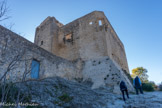 <center>Vaison-la-Romaine : la haute-ville.</center>Le château comtal (fin XIIe s.-XVIe s.). Au début du XIIIème siècle, deux corps de bâtiment sont ajoutés, comprenant, au 1er- étage, cuisine, grande salle (aulas de 58 m²) appartements privés (chambres) et au rez-de-chaussée, les communs (celliers, citerne...). La résidence garde un caractère militaire avec ses façades austères.