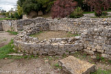 <center>Le site de la Villasse</center>prolongée par une exèdre dans laquelle se logeait le bassin. De là, ils pouvaient entrer dans les salles chauffées, le tepidarium et le caldarium.