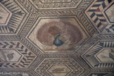 <center>Le musée.</center>Le paon accompagne plusieurs représentations de Bacchus, en lien avec les cycles du renouveau de la Nature et la Fertilité. Il est aussi un attribut de Junon, déesse du mariage et des amours féconds. Ici ce motif prend une valeur symbolique par la place centrale qu'il occupe dans cette mosaïque, elle-même au cœur de l’aile nord (axe central reliant les deux bassins).