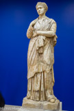 <center>Le musée.</center>SABINE.
Statue de l'impératrice Sabine (décédée en 137), épouse de l'empereur HADRIEN Sabine porte la Tunica Muliebris (robe de tissu fin descendant jusqu'aux pieds) avec demi-manches boutonnées.
Sa coiffure est élaborée suivant la mode du IIe siècle, à l’aide de postiches ou cheveux naturels tressés formant un turban sur le haut de la tête et deux diadèmes de cheveux au-dessus du front.
La statue a sans doute été érigée dans le théâtre en même temps que celle d'Hadrien, vers 128 ap. J.-C. Marbre blanc.