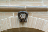 <center>Le château de Saumane.</center> Têtes de lion (de Pierre Puget ?)