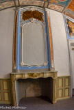 <center>Le château de Saumane. </center> Cheminée en plâtre peint, dont le trumeau est en partie d'origine du XVIIIe.