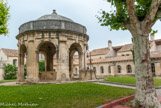 <center>La chartreuse du Val-de-Bénédiction </center> La vasque centrale date du XVIIème siècle. Jusqu'en 1744 elle était fermée et surmontée d'une -grande sculpture du Christ tenant sa croix. C'était en fait un collecteur d'eau qui alimentait tous les offices de la chartreuse. La rotonde circulaire date de 1750 et est due à J.-B. Franque. Elle abrite la vasque de la fontaine Saint-Jean, à côté, le puits du XIVe s. Elle est formée de huit arcades reposant sur des pilastres. L'attique porte une coupole octogonale.